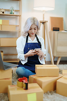 포토 JPG 해외이미지 옷 여자 행복 아시아 백그라운드 컨셉 인터넷 비즈니스 포장 사업가 성공 주택 한명 미소 동양인 노트북 스마트폰 컴퓨터 상자 알약 판매 상점 비즈니스우먼 상품 상인 고객 확인 온라인쇼핑 패키지 질서 획득 온라인 주인 짐싸기 전자상거래 마케팅 프리랜서 해외202309 해외포토 직업 1 감정 나라 표정 사람 인종 건물 전자제품 핸드폰 스마트기기 쇼핑 약 예절 직장인 파일형식