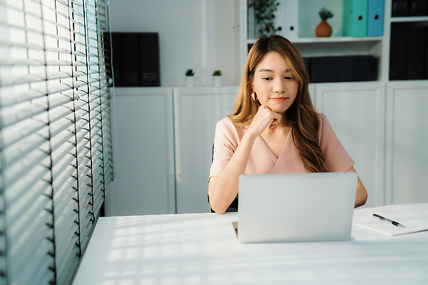 포토 JPG 해외이미지 여자 직장 실내 한명 동양인 정장 상반신 성인 앞모습 노트북 턱괴기 업무 블라인드 비즈니스우먼 책상 성인여자한명만 해외202309 해외포토 1 옷 뷰포인트 가구 회사 비즈니스 모션 사람 인종 내부 전자제품 작업 커튼 직장인 여자한명만 성인여자만 파일형식