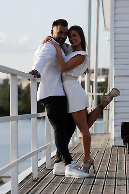 포토 JPG 해외이미지 커플 관계 포옹 함께함 발렌타인데이 사랑 한명 서기 해변 야외 햇빛 항구 맑음 기쁨 산책로 낭만 터치 보트 닫기 결합 함선 부드러움 포트 블러 해외202309 해외포토 1 감정 길 바다 컨셉 배_교통 교통시설 안기 모션 데이이벤트 날씨 사람 태양 감각 파일형식