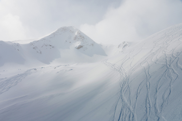 포토 JPG 해외이미지 스포츠 겨울 자연 하늘 휴가 스키 산 풍경 경사 사람없음 야외 뷰티 맑음 얼음 정상 발자국 언덕 휴양지 자취 조지아 해외202309 해외포토 자연요소 계절 자국 날씨 겨울스포츠 장소 생태계 동유럽 파일형식