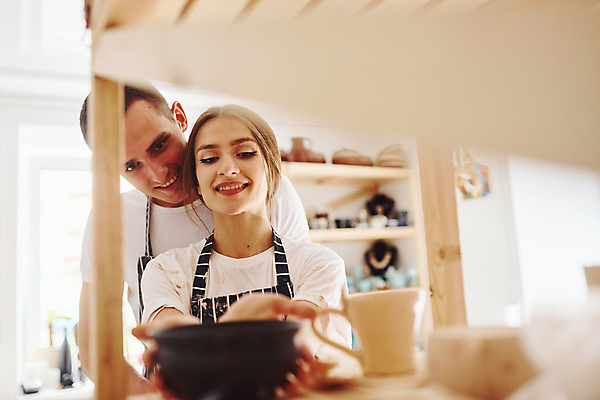 포토 JPG 해외이미지 커플 여자 남자 함께함 상반신 성인 취미 두명 앞모습 도자기 도자기공예 만들기 성인만 놓기 해외202309 해외포토 뷰포인트 컨셉 관계 모션 사람 공예 파일형식