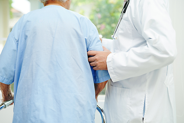 포토 JPG 해외이미지 여자 노년 행복 할머니 엄마 주택 건강 병원 미소 동양인 사람없음 치료 약 걷기 건강관리 희망 산책 고통 환자 간호사 의사 도움 질병 은퇴 간호 서비스 노력 장애 돌봄 옛날 재활 지원 헬프 안락 해외202309 해외포토 감정 컨셉 의학 가족 모션 휴식 표정 관리 사람 인종 성인 건물 의료진 파일형식