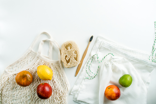 포토 JPG 해외이미지 과일 사람없음 바구니 재활용 칫솔 오브젝트 수세미 친환경제품 제로웨이스트 해외202309 해외포토 위생용품 그린캠페인 사회이슈 친환경 파일형식