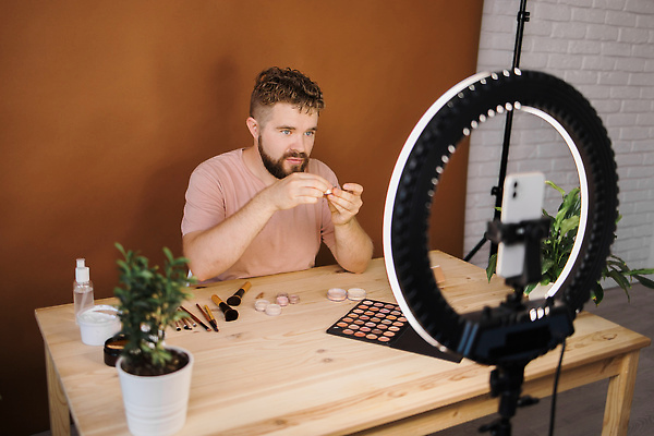 포토 JPG 해외이미지 남자 화분 화초 전등 한명 들기 상반신 성인 옆모습 스마트폰 뷰티 화려 메이크업아티스트 아이섀도 메이크업브러쉬 수분크림 성인남자한명만 크리에이터 영상촬영 해외202309 해외포토 식물 직업 1 뷰포인트 컨셉 모션 조명 사람 핸드폰 스마트기기 촬영 화장품 붓 남자한명만 성인남자만 파일형식 1인미디어