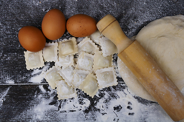 포토 JPG 해외이미지 전통 음식 토마토 채소 재료 탁자 양파 치즈 건강 마늘 사람없음 목재 초록색 주방 식당 계란 식사 이탈리아 시골 신선 체리 막대기 날것 반죽 밀가루 롤러 시금치 로즈메리 폭식 라비올리 생식 스터핑 핸드메이드 해외202309 해외포토 나무 유럽 컬러 가구 과일 유제품 상점 알 가루 허브 파일형식