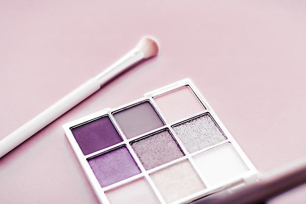 포토 JPG 해외이미지 사람없음 화장품 화려 팔레트 오브젝트 눈화장 아이섀도 메이크업브러쉬 보라색배경 섀도우팔레트 해외포토 백그라운드 컨셉 화장 뷰티 보라색 붓 파일형식