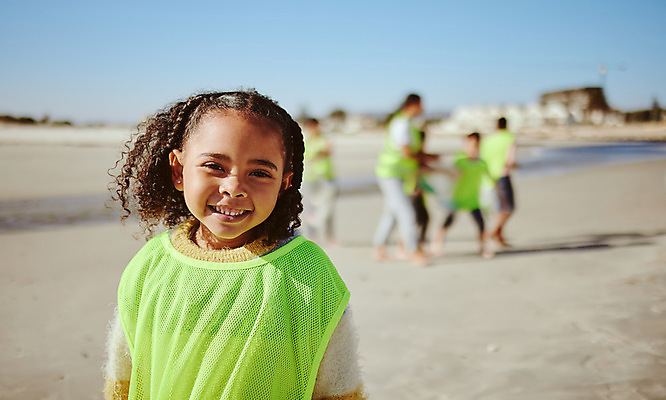 포토 JPG 해외이미지 여자 행복 어린이 바다 함께함 한명 상반신 모래사장 자연보호 그린캠페인 쓰레기 청소 소녀한명만 해외202309 해외포토 1 감정 캠페인 컨셉 자연 사람 보호 여자한명만 소녀만 파일형식