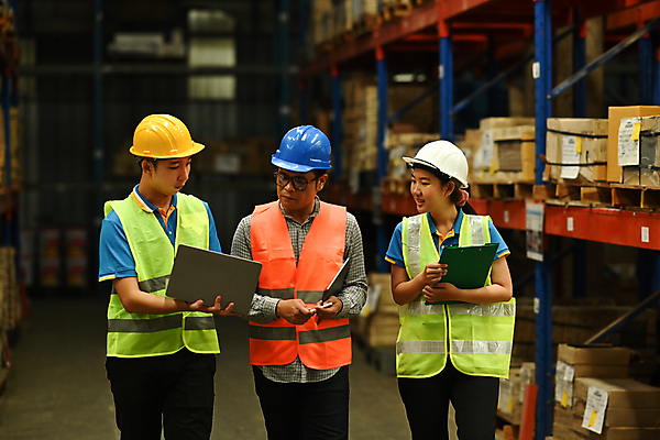 포토 JPG 해외이미지 여자 남자 노동자 선반 들기 성인 세명 노트북 작업장 안전모 보여주기 물류 물류창고 안전조끼 성인만 물류센터 해외202309 해외포토 직업 산업 가구 모션 사람 전자제품 헬멧 안전장비 창고 파일형식