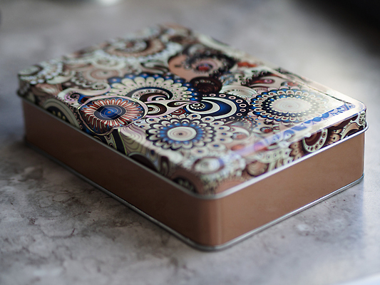 포토 JPG 해외이미지 디자인 백그라운드 크리스마스 포장 선물 사람없음 빨간색 빛 상자 컬러풀 쿠키 금속 공백 덮개 뚜껑 흰색 공구 오픈 캔 은색 작음 컨테이너 오브젝트 수납 통조림 철강 비어있는 해외202309 해외포토 기념일 산업 컬러 재질 디저트 도구 크기 파일형식