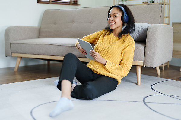 포토 JPG 해외이미지 응시 행복 백그라운드 인터넷 비즈니스 통신 청소년 협력 설계 아파트 갈색머리 한명 웃음 사람 앉기 동양인 인종 성인 가로 노트북 소파 알약 유행 검은색 헤드폰 타이핑 잡기 작업 비즈니스우먼 연결 토론 동료 미녀 해외202309 해외포토 1 헤어스타일 시선 여자 감정 컬러 음향기기 컨셉 의자 관계 모션 주택 표정 전자제품 약 직장인 미인 파일형식