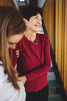 포토 JPG 해외이미지 백인 직업 여자 노년 할머니 청소년 주택 함께함 실내 건강 가면 사람 성인 두명 건강관리 환자 간호사 의사 도움 질병 은퇴 간호 방문 간병인 돌봄 옛날 지원 치매 헬프 노화 코로나바이러스 해외202309 해외포토 서양인 컨셉 의학 모션 관리 내부 건물 의료진 바이러스 파일형식