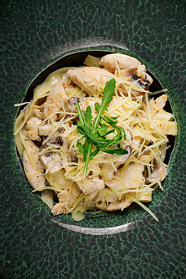 포토 JPG 해외이미지 접시 음식 치즈 파스타 요리 사람없음 옆모습 세로 식당 식사 치킨 버섯 이탈리아 면 지중해 메뉴 점심식사 탈리아텔레 해외202309 해외포토 식기 유럽 바다 뷰포인트 유제품 서양음식 상점 닭고기요리 파스타면 파일형식