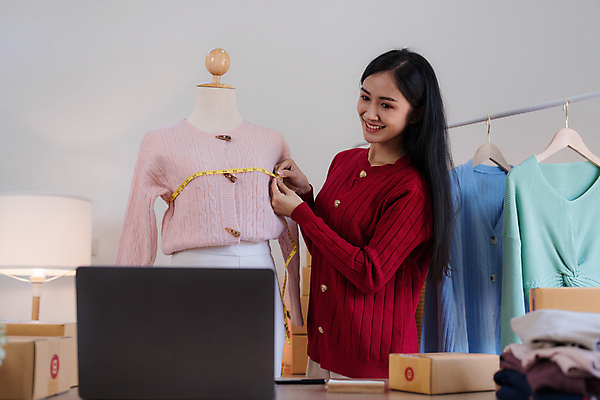 포토 JPG 해외이미지 여자 사업가 줄자 한명 상반신 성인 옆모습 잡기 작업 비즈니스우먼 사장 마네킹 치수 치수재기 택배상자 성인여자한명만 해외202309 해외포토 직업 1 뷰포인트 비즈니스 모션 자 사람 상자 직장인 택배 여자한명만 성인여자만 파일형식