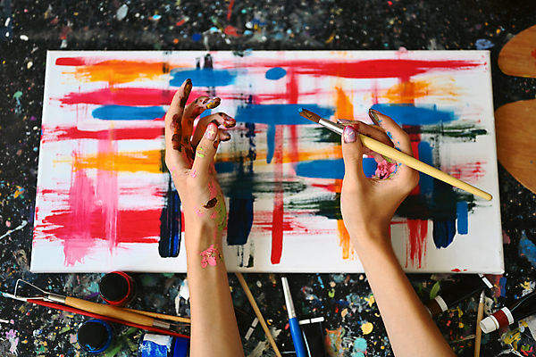 포토 JPG 해외이미지 손 남자 붓터치 미술 한명 상반신 성인 신체부위 물감 붓 얼룩 그리기 그림 성인남자한명만 해외202309 해외포토 1 모션 문화예술 사람 미술도구 남자한명만 성인남자만 파일형식