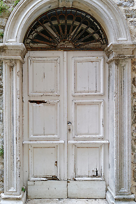 포토 JPG 해외이미지 외관 유럽 벽 컨셉 건축양식 날씨 출입구 주택 프레임 사람없음 야외 건물 목재 문 수확 골동품 흰색 중세 역사 입장 묘사 아치 대문 타운 직사각형 대칭 더블 옛날 해외202309 해외포토 도형 나무 건축물 건축 나라 컬러 농업 재료 도시 파일형식