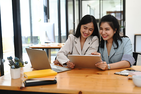 포토 JPG 해외이미지 여자 화초 창문 앉기 상반신 성인 두명 앞모습 노트북 태블릿 사무실 모니터 공책 비즈니스우먼 스마트 책상 성인여자만 해외202309 해외포토 식물 뷰포인트 가구 컨셉 비즈니스 모션 문구용품 사람 전자제품 스마트기기 컴퓨터 직장인 여자만 성인만 파일형식