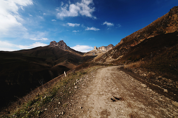 포토 JPG 해외이미지 도로 여행 곡선 자연 하늘 산 사람없음 야외 파란색 햇빛 계곡 거친 위험 언덕 먼지 루트 로키산맥 1인칭시점 산맥 비어있는 해외202309 해외포토 시선 길 선 컬러 컨셉 교통시설 태양 생태계 파일형식