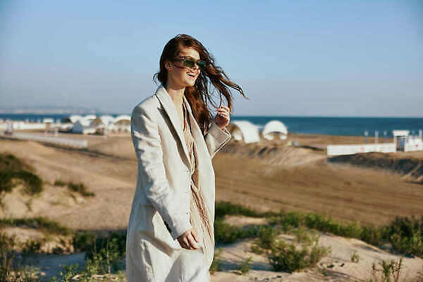 포토 JPG 해외이미지 웰빙 행복 바다 여행 다이어트 하늘 팔벌리기 바람 휴가 휴식 건강 한명 사람 선글라스 태양 일몰 재킷 기쁨 에너지 자유 명상 팔 빨간머리 무료 카피스페이스 해외202309 해외포토 자연요소 1 헤어스타일 감정 안경 컨셉 모션 날씨 신체부위 노을 공백 외투 파일형식