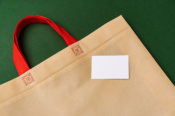 포토 JPG 해외이미지 종이 사람없음 베이지색 에코백 카피스페이스 초록배경 해외202309 해외포토 컬러 백그라운드 가방 초록색 공백 에코 파일형식