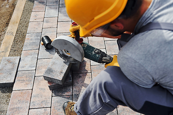 포토 JPG 해외이미지 전신 남자 건축 바닥 작업복 공사 한명 성인 옆모습 건설현장 작업 보행로 톱 톱질 화강암 성인남자한명만 건설근로자 해외202309 해외포토 직업 1 옷 길 뷰포인트 모션 건설업 사람 암석 공구 남자한명만 성인남자만 파일형식