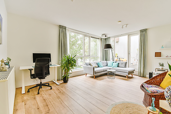 포토 JPG 해외이미지 식물 화분 의자 창문 탁자 사람없음 인테리어 소파 모니터 공간 방 스탠드 커튼 책상 나무바닥 해외202309 해외포토 디자인 가구 조명 바닥 컴퓨터 파일형식