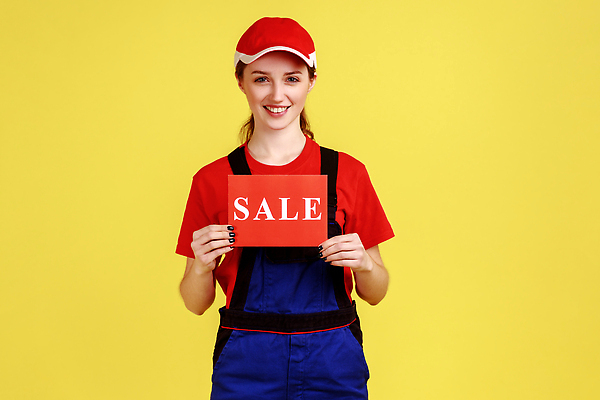 포토 JPG 해외이미지 알파벳 여자 한명 들기 상반신 성인 앞모습 노란색 세일 팻말 절약 성인여자한명만 해외202309 해외포토 1 영어 뷰포인트 컬러 컨셉 모션 프레임 사람 여자한명만 성인여자만 파일형식