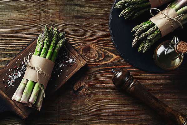 포토 JPG 해외이미지 쟁반 사람없음 하이앵글 묶기 아스파라거스 노끈 나무배경 해외202309 해외포토 줄 뷰포인트 백그라운드 채소 모션 파일형식