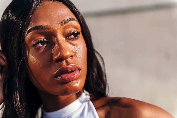 포토 JPG 해외이미지 학생 라이프스타일 외관 여자 얼굴 한명 사람 인종 20대 성인 야외 10대 가로 검은색 어둠 자신감 심각 카피스페이스 해외202309 해외포토 1 감정 컬러 컨셉 청소년 청년 생활 신체부위 공백 파일형식