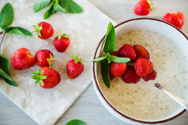 포토 JPG 해외이미지 전통 접시 열매 음식 조각 백그라운드 다이어트 과일 탁자 딸기 아침 건강 식이요법 요리 사람없음 목재 주방 숟가락 수확 흰색 시골 아기 신선 사발 달콤 맛 아침식사 낟알 시리얼 유기농 점심식사 항공촬영 뮤즐리 삶기 숙성 오트밀 채식주의자 핸드메이드 귀리 그래놀라 맛있는 해외202309 해외포토 주간 나무 식물 식기 웰빙 뷰포인트 컬러 가구 컨셉 농업 재료 곡류 수저 사람 식사 사기그릇 채식 파일형식