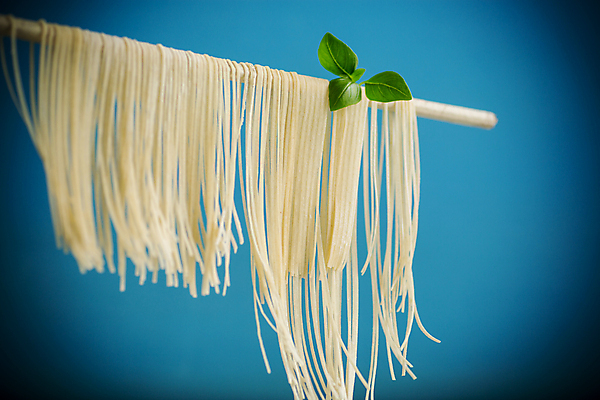 포토 JPG 해외이미지 전통 문화 줄 음식 컬러 백그라운드 패턴 재료 탁자 주택 건조 파스타 매달리기 건강 스파게티 요리 사람없음 파란색 노란색 주방 계란 식사 저녁식사 기계 줄무늬 이탈리아 흰색 신선 면 재산 자르기 밀 먹기 국수 준비 날것 반죽 만들기 밀가루 얇은 핸드메이드 탈리아텔레 해외202309 해외포토 유럽 가구 무늬 모션 곡류 서양음식 건물 금융 알 면류 가루 파스타면 파일형식