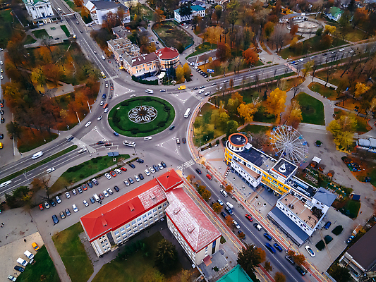 포토 JPG 해외이미지 디자인 유럽 도로 여행 건축양식 교통시설 자동차 전등 거리 버스 주택 안테나 풍경 사람없음 건물 도시풍경 뷰티 운전 도시 원형 고속도로 센터 교차로 승합차 속도 바쁨 짐차 빛망울 대각선 항공촬영 드론 해외202309 해외포토 도형 건축물 건축 나라 길 선 육상교통 뷰포인트 교통 통신 모션 승용차 조명 대중교통 빛 시설 파일형식