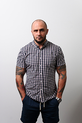 포토 JPG 해외이미지 모델 템플릿 라이프스타일 디자인 응시 옷 남자 안경 얼굴 스포츠 포즈 백그라운드 셔츠 티셔츠 수염 실내 한명 사람 뷰티 유행 우주 검은색 공백 흰색 면 자신감 천 문신 심볼 고립 완벽 목업 스타일 힙스터 카피스페이스 해외202309 해외포토 1 시선 잡화 패션 감정 컬러 컨셉 상의 내부 생활 신체부위 직물 파일형식