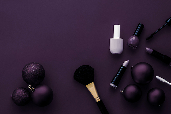 포토 JPG 해외이미지 사람없음 하이앵글 보라색 화장품 오브젝트 매니큐어 메이크업브러쉬 오너먼트 카피스페이스 해외202309 해외포토 뷰포인트 컬러 크리스마스장식 뷰티 공백 붓 파일형식