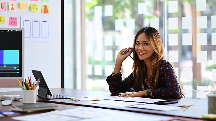 포토 JPG 해외이미지 디자인 응시 여자 종이 비즈니스 창문 설계 한명 앉기 상반신 성인 계획 디자이너 책상 UI 성인여자한명만 해외202309 해외포토 직업 1 시선 가구 컨셉 모션 사람 여자한명만 성인여자만 파일형식