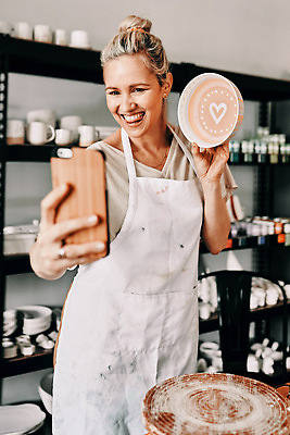 포토 JPG 해외이미지 그릇 여자 행복 선반 한명 들기 상반신 성인 옆모습 스마트폰 앞치마 도자기 작업실 셀프카메라 도예가 성인여자한명만 해외202309 해외포토 직업 1 식기 감정 뷰포인트 가구 모션 사람 핸드폰 스마트기기 사진촬영 여자한명만 성인여자만 파일형식