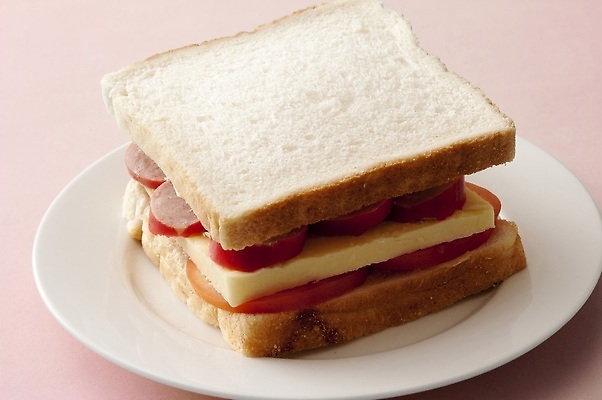 포토 JPG 해외이미지 음식 빵 조각 토마토 채소 치즈 샌드위치 육류 사람없음 흰색 신선 소시지 탄수화물 미니멀리스트 해외202309 해외포토 컬러 식재료 유제품 가공식품 파일형식