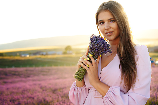 포토 JPG 해외이미지 응시 여자 꽃다발 꽃밭 한명 들기 상반신 성인 야외 햇빛 일몰 라벤더 프로방스 성인여자한명만 해외202309 해외포토 1 시선 꽃 모션 사람 태양 노을 허브 여자한명만 성인여자만 파일형식