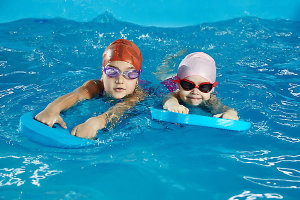 포토 JPG 해외이미지 백인 여자 수영복 어린이 스포츠 수업 수영장 상반신 두명 앞모습 수영 잡기 가르침 물안경 수영용품 수영모 수영강습 소녀만 해외202309 해외포토 서양인 옷 교육 스포츠용품 뷰포인트 모션 사람 수상스포츠 여자만 어린이만 파일형식