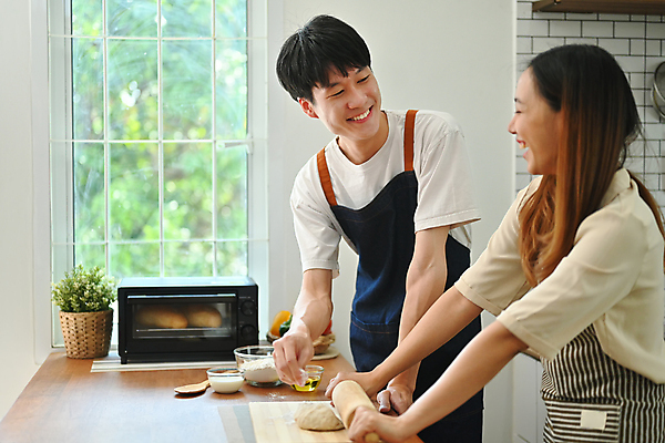 포토 JPG 해외이미지 라이프스타일 부부 여자 남자 탁자 주방용품 남편 요리 상반신 성인 두명 앞모습 옆모습 잡기 아내 밀대 성인만 해외202309 해외포토 커플 뷰포인트 가구 생활용품 모션 사람 생활 파일형식