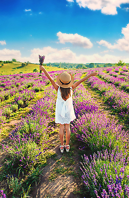 포토 JPG 해외이미지 식물 배너 드레스 여자 꽃 행복 얼굴 어린이 컬러 꽃무늬 밭 자연 관리 한명 야외 컬러풀 뷰티 농장 농경지 보라색 기쁨 프랑스 수확 흰색 시골 허브 제비꽃 향기 아로마 라벤더 내추럴 밭일 프로방스 카피스페이스 해외202309 해외포토 1 옷 감정 유럽 무늬 농업 사람 신체부위 공백 생태계 냄새 파일형식