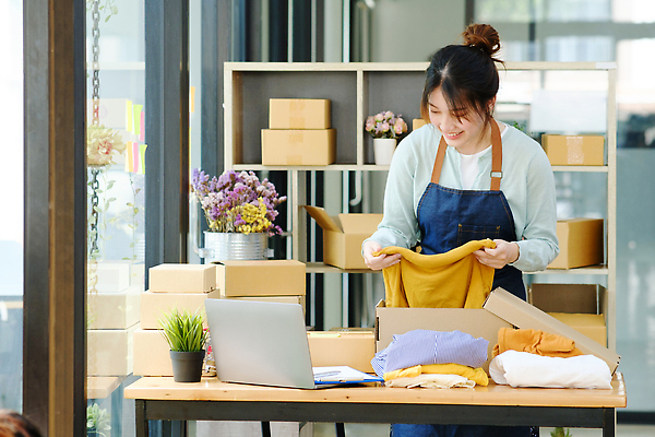 포토 JPG 해외이미지 옷 여자 꽃 화분 잎 실내 한명 들기 동양인 상반신 성인 노트북 택배 택배상자 넣기 박스포장 온라인쇼핑몰 성인여자한명만 해외202309 해외포토 식물 1 포장 모션 사람 인종 내부 전자제품 상자 운송업 쇼핑몰 온라인 여자한명만 성인여자만 파일형식