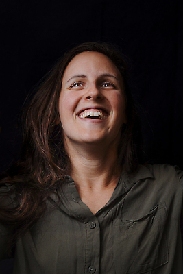 포토 JPG 해외이미지 모델 라이프스타일 여자 행복 감정 얼굴 검은배경 갈색머리 표정 한명 미소 사람 성인 앞모습 뷰티 머리 귀여움 검은색 놀람 표현 닫기 만족 해외202309 해외포토 1 헤어스타일 뷰포인트 컬러 백그라운드 컨셉 모션 생활 신체부위 파일형식