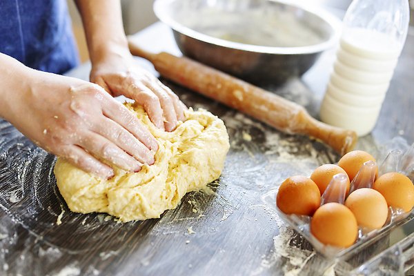 포토 JPG 해외이미지 손 여자 음식 빵 가사 재료 탁자 피자 파스타 건강 관리 요리 사람 취미 사람없음 목재 쿠키 케이크 주방 요리사 앞치마 빵집 우유 신선 막대기 굽기 준비 주부 날것 반죽 만들기 밀가루 레시피 성분 밀가루반죽 제빵사 페스츄리 핸드메이드 해외202309 해외포토 나무 직업 가구 모션 디저트 유제품 패스트푸드 서양음식 신체부위 상점 가루 구이 파일형식