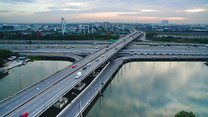 포토 JPG 해외이미지 해외 공공시설 도로 길 여행 십자가 교통시설 자동차 안테나 풍경 사람없음 도시풍경 성장 도시 아스팔트 교차로 장면 항공촬영 개발 건너기 방법 해외202309 해외포토 육상교통 뷰포인트 교통 통신 모션 시설 파일형식
