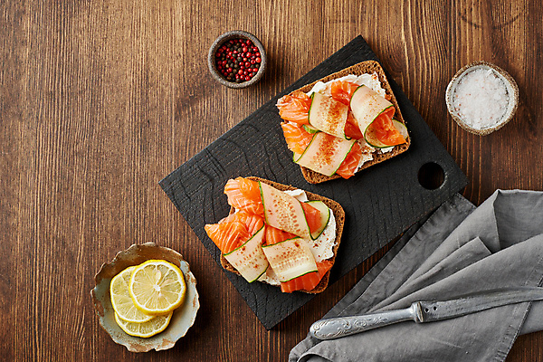 포토 JPG 해외이미지 조각 단면 오이 도마 사람없음 신선 나이프 소금 연어 크림치즈 통후추 나무배경 오픈샌드위치 해외202309 해외포토 식기 백그라운드 채소 주방용품 치즈 샌드위치 어류 칼 후추 파일형식