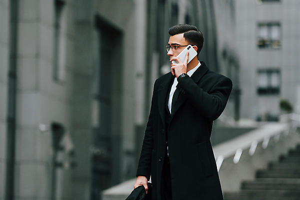 포토 JPG 해외이미지 남자 안경 한명 들기 정장 상반신 성인 옆모습 스마트폰 계단 도시 직장인 비즈니스맨 스마트 통화 성인남자한명만 해외포토 직업 1 잡화 옷 뷰포인트 컨셉 비즈니스 모션 사람 핸드폰 스마트기기 남자한명만 성인남자만 파일형식