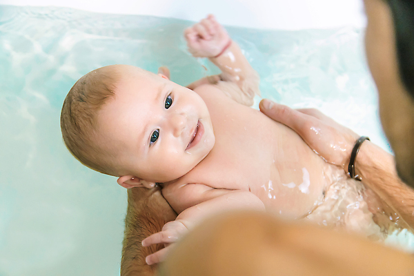 포토 JPG 해외이미지 남자 욕조 성인 두명 목욕 청결 아기 잡기 남자만 씻겨주기 해외202309 해외포토 모션 사람 위생 파일형식