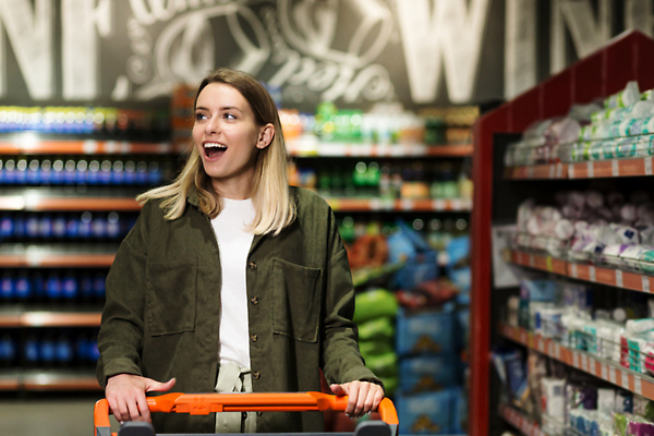 포토 JPG 해외이미지 여자 한명 웃음 상반신 성인 쇼핑 장보기 쇼핑카 잡기 진열장 마트 성인여자한명만 해외202309 해외포토 1 모션 표정 사람 상점 카트 여자한명만 성인여자만 파일형식