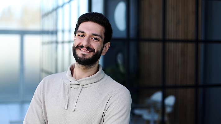 포토 JPG 해외이미지 백인 모델 직업 옷 남자 행복 포즈 비즈니스 CEO 사업가 성공 실내 한명 서기 사람 성인 30대 사무실 최고 비즈니스맨 우아함 대표 시원함 보석 리더 팔 경영 무료 접기 정중 해외202309 해외포토 서양인 1 감정 컨셉 모션 내부 신체부위 장년 직장인 광석 파일형식