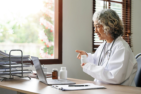 포토 JPG 해외이미지 응시 여자 노년 종이 할머니 창문 청진기 한명 앉기 상반신 옆모습 노트북 사무실 펜 쌓기 진료 의사 약병 책상 처방 서류판 노인여자한명만 해외202309 해외포토 1 시선 뷰포인트 가구 비즈니스 의학 의료기기 모션 사람 성인 전자제품 필기구 약 사무용품 의료진 병_담는 여자한명만 노인여자만 파일형식